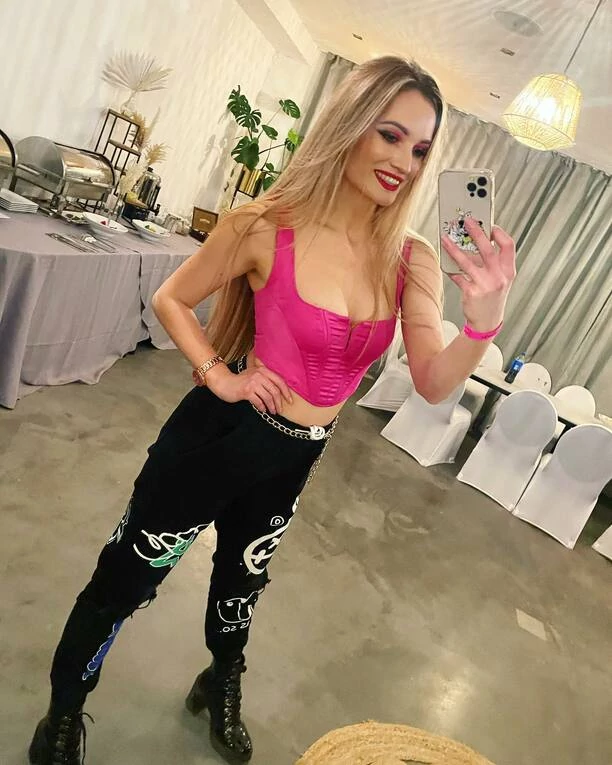 Wokalistka disco polo w obłędnej stylizacji! Paulina Banaszek Energy Girls zachwyca nowym wyglądem.