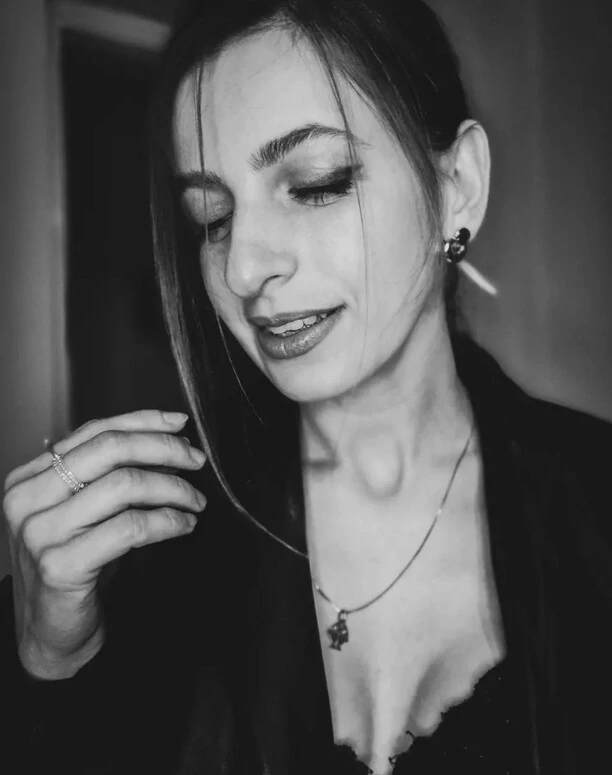 Ogniste ciało znanej wokalistki disco polo! Gwiazda nic nie ma pod marynarką?! Fani „Piękności„