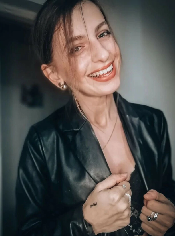 Ogniste ciało znanej wokalistki disco polo! Gwiazda nic nie ma pod marynarką?! Fani „Piękności„