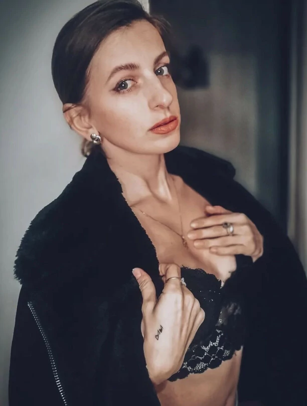 Ogniste ciało znanej wokalistki disco polo! Gwiazda nic nie ma pod marynarką?! Fani „Piękności„