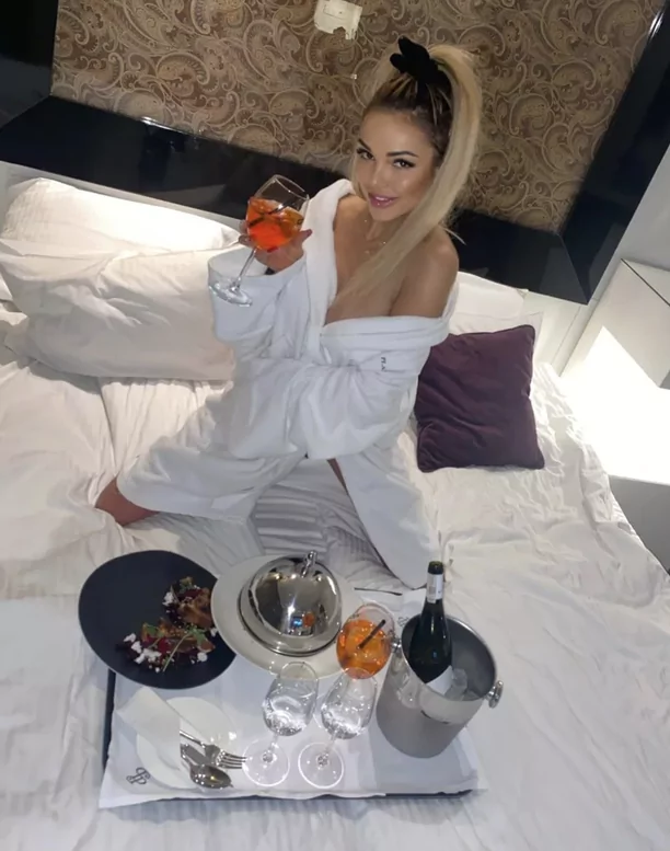 Uwagę fanów skupia kształtny biust artystki! Gwiazdeczka disco polo w zmysłowej stylizacji!