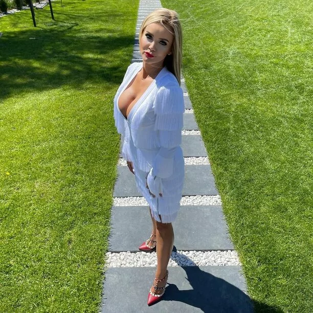 Prześliczna gwiazda disco polo odsłoniła kształtny biust! Fani oniemieli! Jest idealny?!