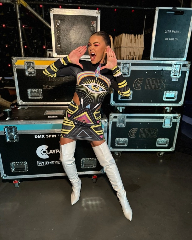 Edyta Folwarska olśniewa na planie nowej edycji muzycznego talent show DiscoStar! Stylizacja gwiazdy robi furorę w sieci! 