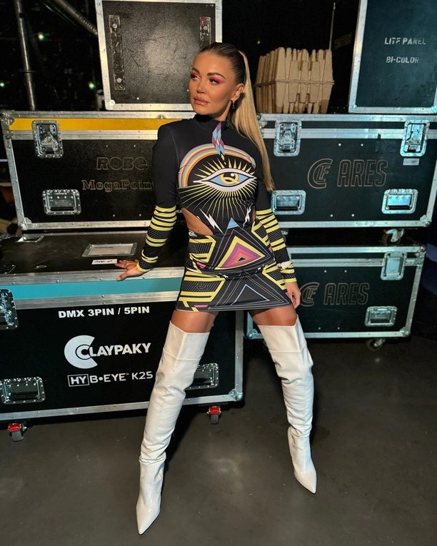 Edyta Folwarska olśniewa na planie nowej edycji muzycznego talent show DiscoStar! Stylizacja gwiazdy robi furorę w sieci! 