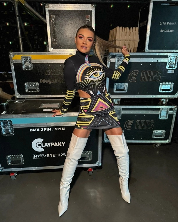 Edyta Folwarska olśniewa na planie nowej edycji muzycznego talent show DiscoStar! Stylizacja gwiazdy robi furorę w sieci! 