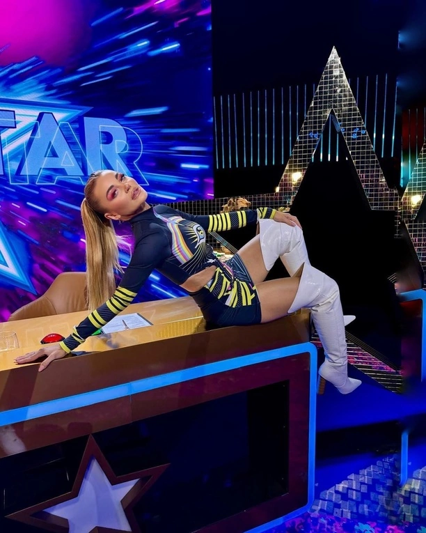 Edyta Folwarska olśniewa na planie nowej edycji muzycznego talent show DiscoStar! Stylizacja gwiazdy robi furorę w sieci! 