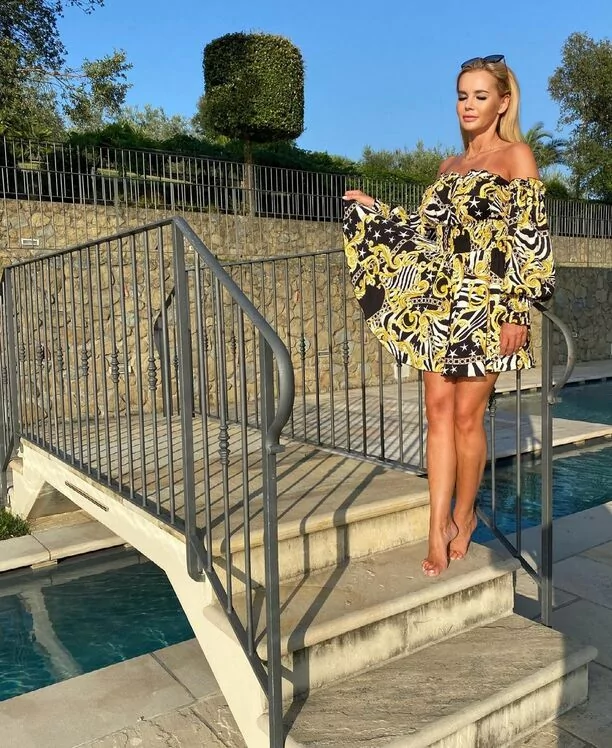 Podwinęła sukienkę i pokazała najpiękniejsze nogi w branży! Gwiazda disco polo czaruje!