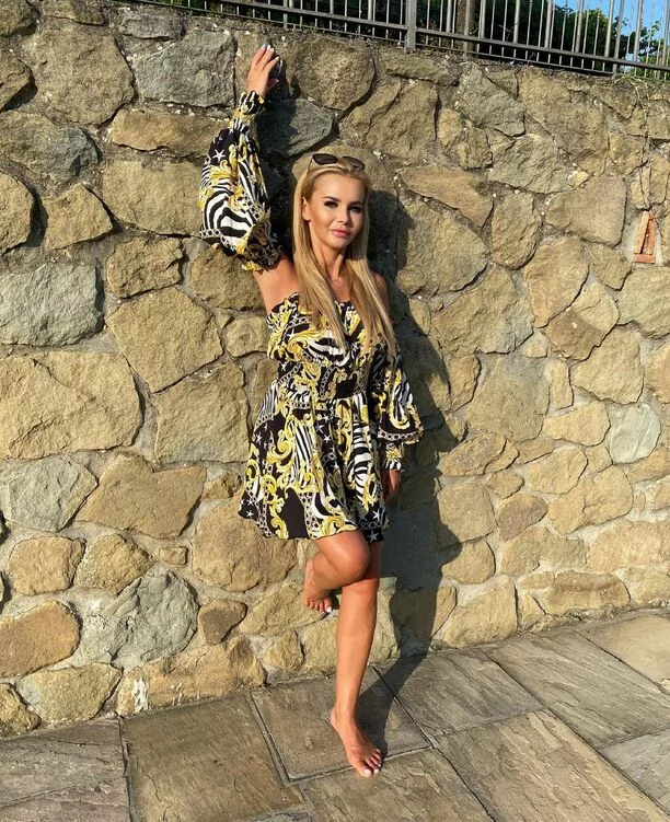 Podwinęła sukienkę i pokazała najpiękniejsze nogi w branży! Gwiazda disco polo czaruje!