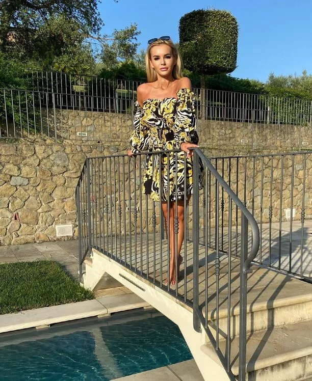 Podwinęła sukienkę i pokazała najpiękniejsze nogi w branży! Gwiazda disco polo czaruje!