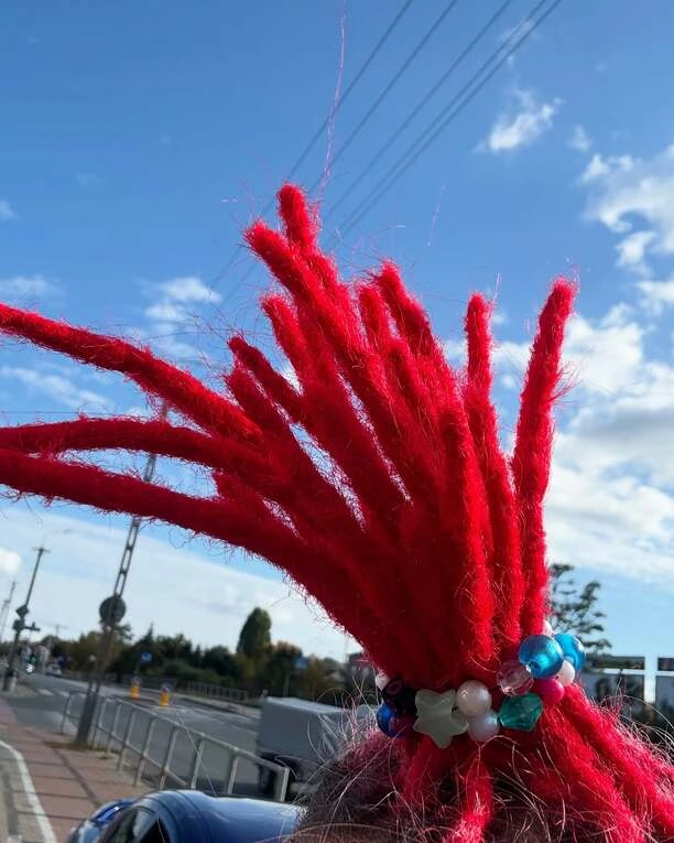 Czerwone dredy Luxona od Skolima hitem internetu! Sprawdź, jak wygląda teraz