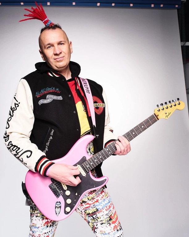 Czerwone dredy Luxona od Skolima hitem internetu! Sprawdź, jak wygląda teraz