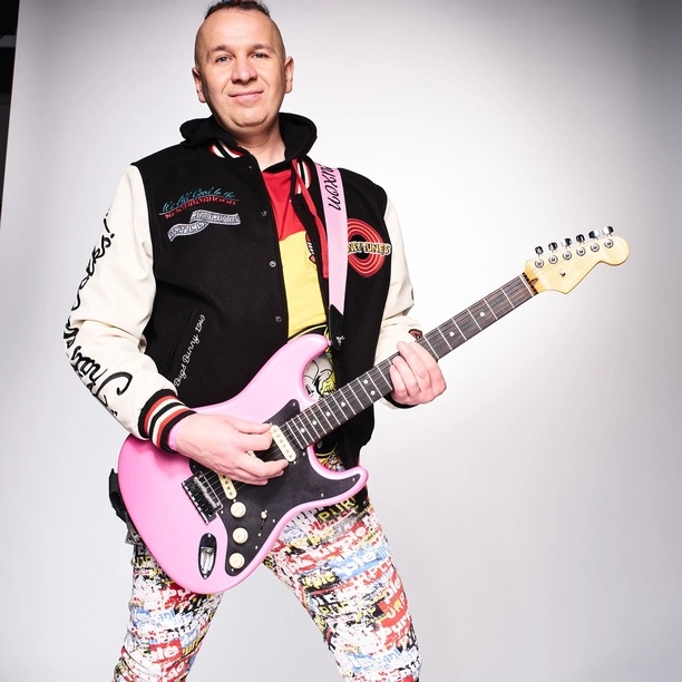 Czerwone dredy Luxona od Skolima hitem internetu! Sprawdź, jak wygląda teraz