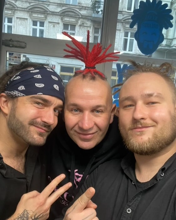 Czerwone dredy Luxona od Skolima hitem internetu! Sprawdź, jak wygląda teraz