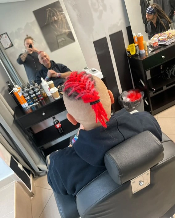 Czerwone dredy Luxona od Skolima hitem internetu! Sprawdź, jak wygląda teraz