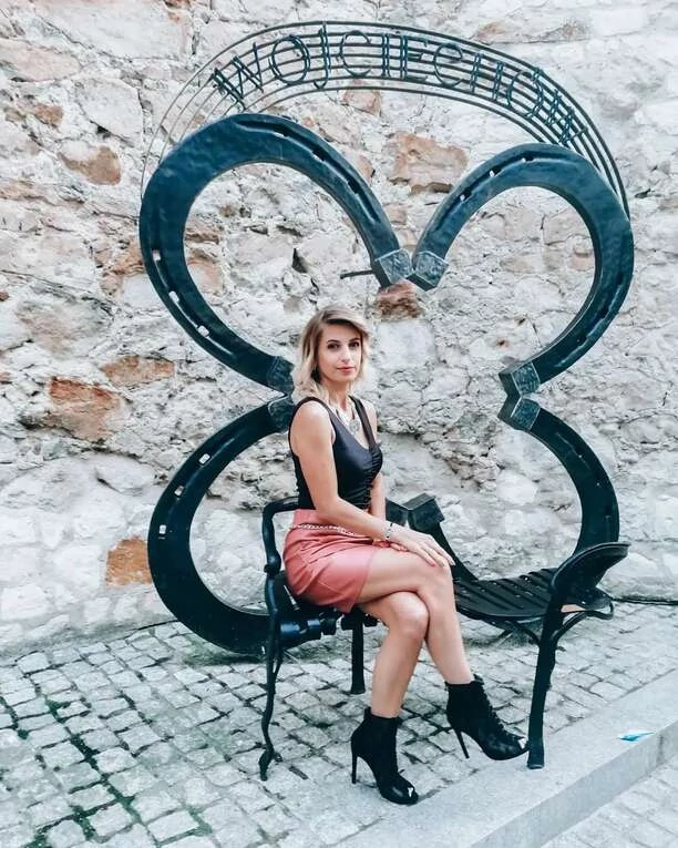 Śliczna gwiazdeczka disco polo zachwyca zgrabnymi nogami! Fani wstrzymali oddech! ”Olśniewająco wyglądasz”