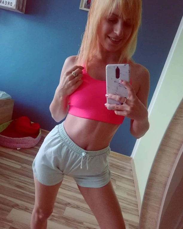 Śliczna gwiazdeczka disco polo zachwyca zgrabnymi nogami! Fani wstrzymali oddech! ”Olśniewająco wyglądasz”