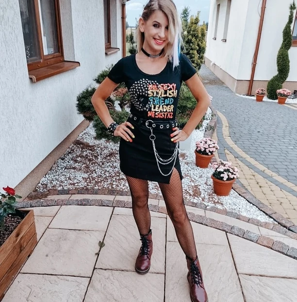 Śliczna gwiazdeczka disco polo zachwyca zgrabnymi nogami! Fani wstrzymali oddech! ”Olśniewająco wyglądasz”