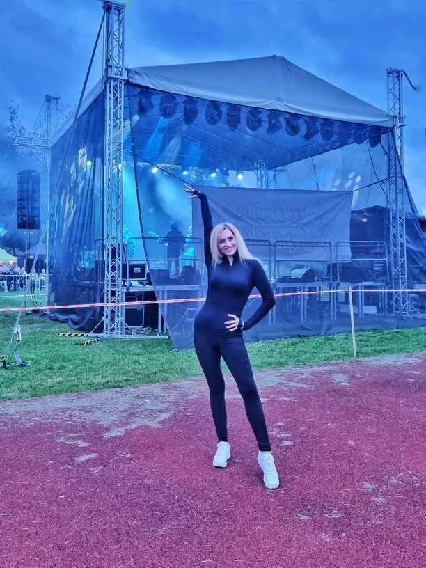 Megi, wokalistka disco polo, zachwyca swoją urodą i długimi nogami.