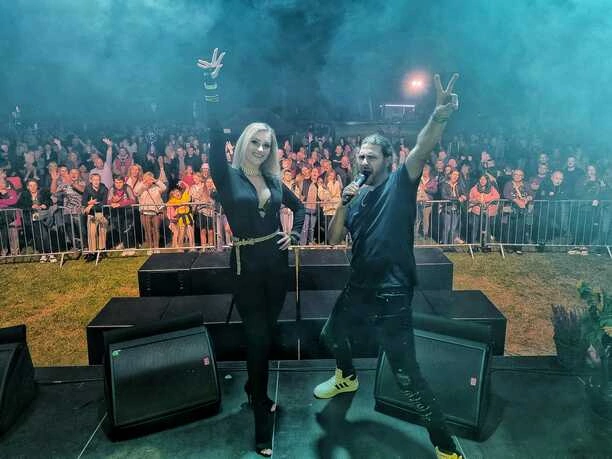 Megi, wokalistka disco polo, zachwyca swoją urodą i długimi nogami.