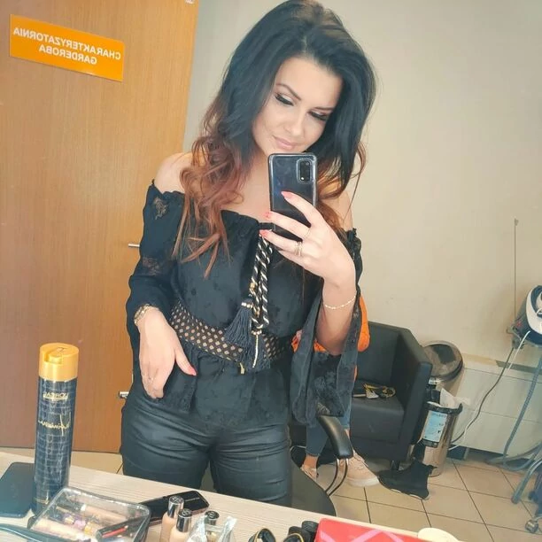 Śliczna wokalistka disco polo cała w różu! Uwagę zwracają jej piekielnie zgrabne nogi!