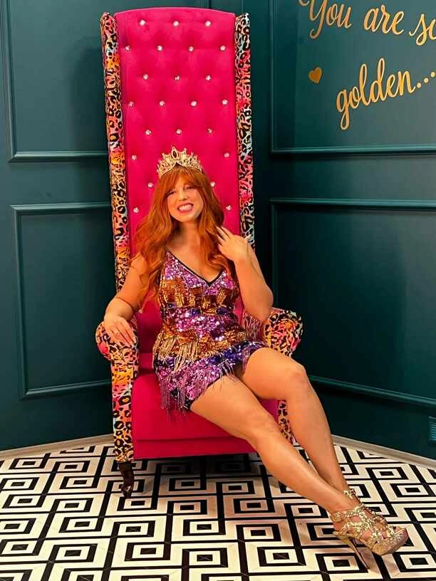 Wokalistka zespołu Shine królową disco polo?! Aleksandra Rybaczek w koronie podbija sieć! Czym zaskoczy?! 