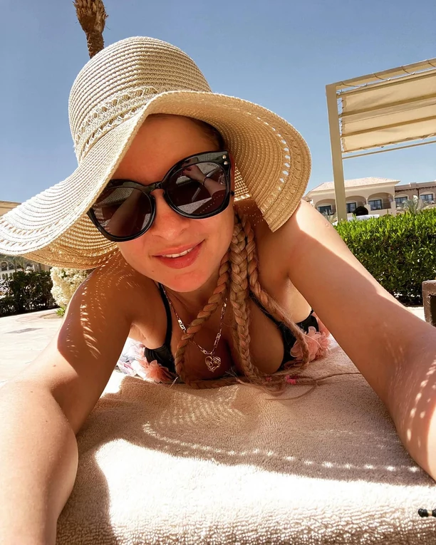 Czas się dla niej zatrzymał?! Magda Narożna Piękni i Młodzi pokazała pośladki! Internauci pod wrażeniem jej ciała! 