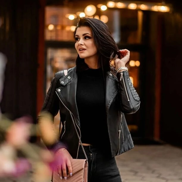 Znana wokalistka disco polo wyeksponowała zgrabne nogi! Gorące kadry rozpalają internet!