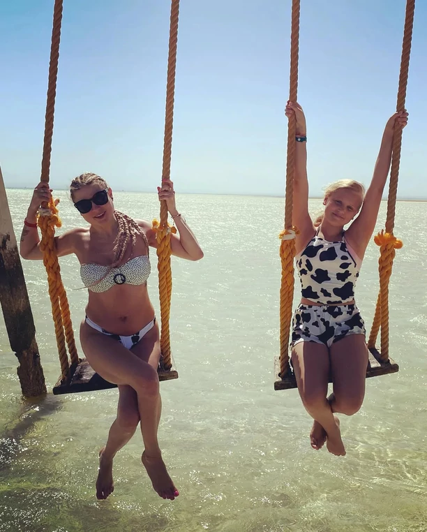 Rodzinne wakacje Magdaleny Narożnej! Gwiazda zespołu Piękni i Młodzi w zagraniczną podróż zabrała ukochaną córeczkę Gabrysię! FOTO