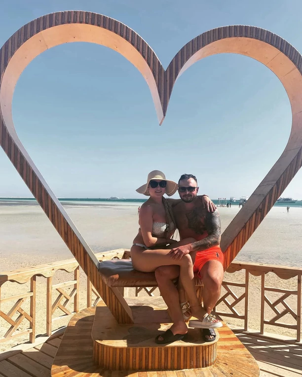 Rodzinne wakacje Magdaleny Narożnej! Gwiazda zespołu Piękni i Młodzi w zagraniczną podróż zabrała ukochaną córeczkę Gabrysię! FOTO