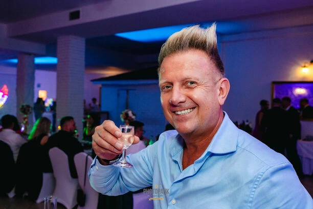 Ślub producenta disco polo Marcina Mackiewicza! Plejada gwiazd na weselu | ZDJĘCIA