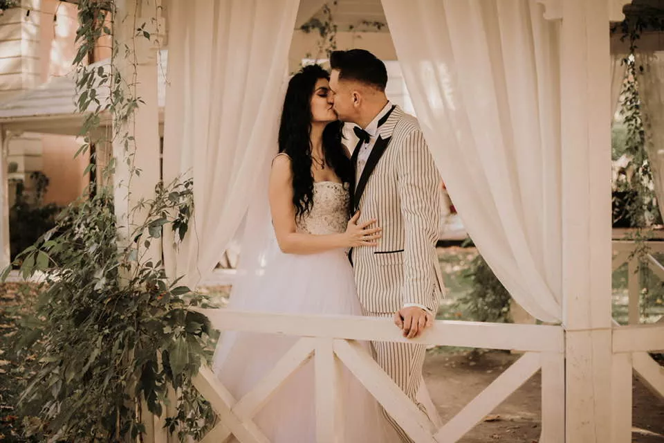 Przepiękna sesja ślubna gwiazdora disco polo z żoną! Zobaczcie zdjęcia Przemka z formacji Eratox i jego wybranki Darii! 