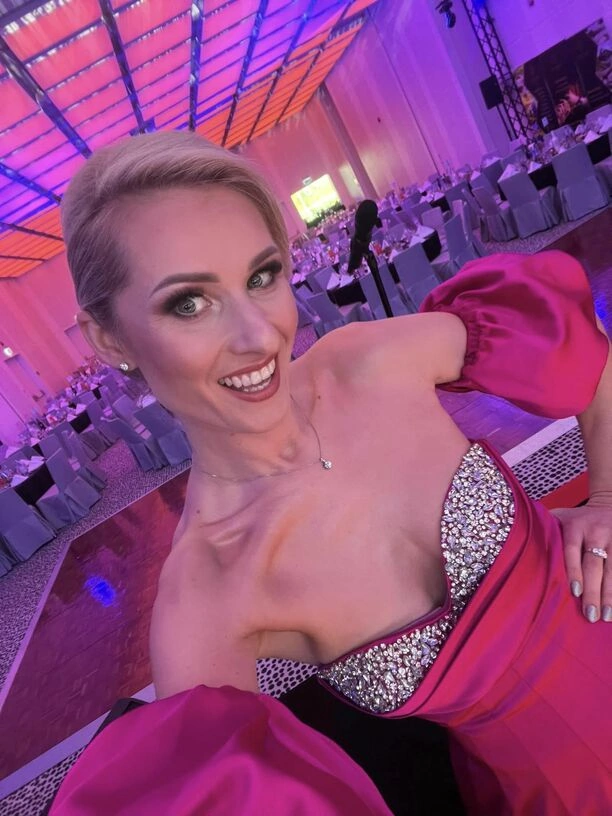 Wiola Wrzesińska poprowadziła galę „Osobowości i Sukcesy Roku 2023! Wokalistka disco polo wyglądała cudownie w przepięknej sukni | ZDJĘCIA