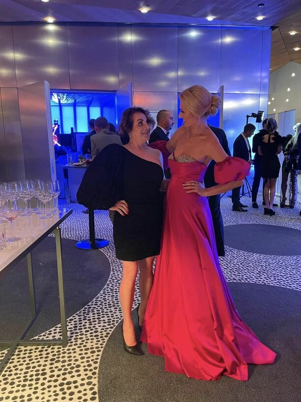 Wiola Wrzesińska poprowadziła galę „Osobowości i Sukcesy Roku 2023! Wokalistka disco polo wyglądała cudownie w przepięknej sukni | ZDJĘCIA