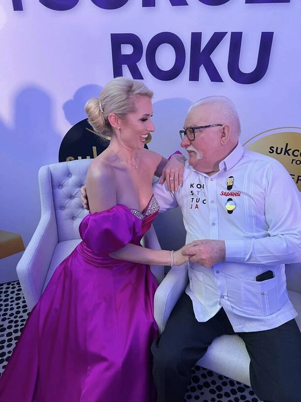 Wiola Wrzesińska poprowadziła galę „Osobowości i Sukcesy Roku 2023! Wokalistka disco polo wyglądała cudownie w przepięknej sukni | ZDJĘCIA