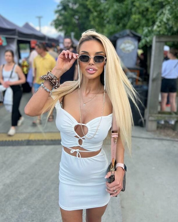 Zaskakujące zdjęcie Nicki Queen przy luksusowym aucie wzbudza emocje w świecie disco polo