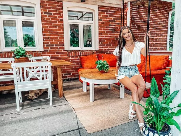 Angelika Żmijewska - Top Girls zachwyciła w krótkiej mini! Długie nogi gwiazdy disco polo wywołały lawinę komentarzy w sieci! 