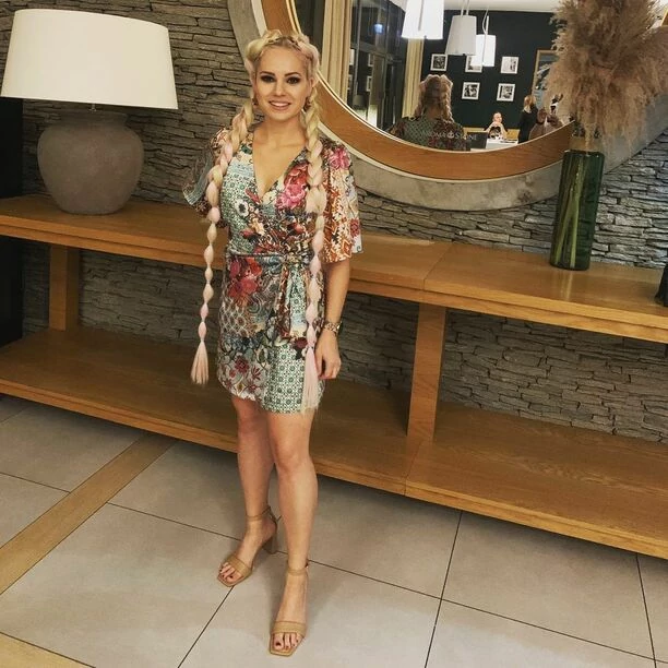 Znana wokalistka disco polo kusi głębokim dekoltem! Fani disco polo nie szczędzą Jej komplementów! 