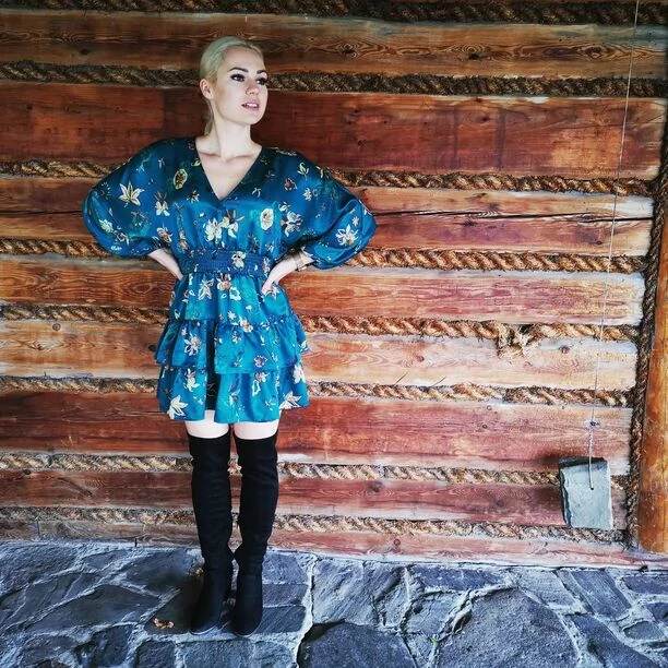 Znana wokalistka disco polo kusi głębokim dekoltem! Fani disco polo nie szczędzą Jej komplementów! 