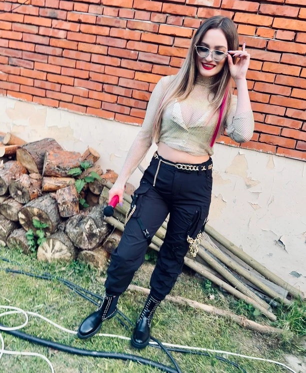 Wokalistka disco polo w ognistej stylizacji! Zobacz gorące zdjęcia Pauliny Banaszek! Tak kusi przed koncertem! 


