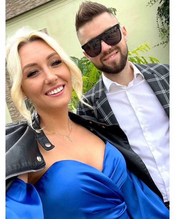 Zjawiskowa wokalistka disco polo bawi się na weselu! Uwagę zwraca strój gwiazdy i jej głęboki dekolt!  