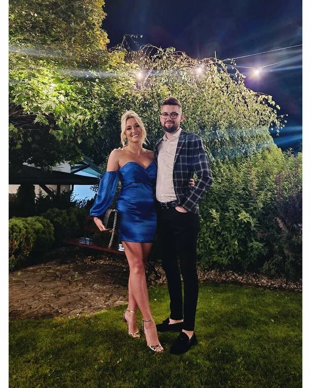 Zjawiskowa wokalistka disco polo bawi się na weselu! Uwagę zwraca strój gwiazdy i jej głęboki dekolt!  