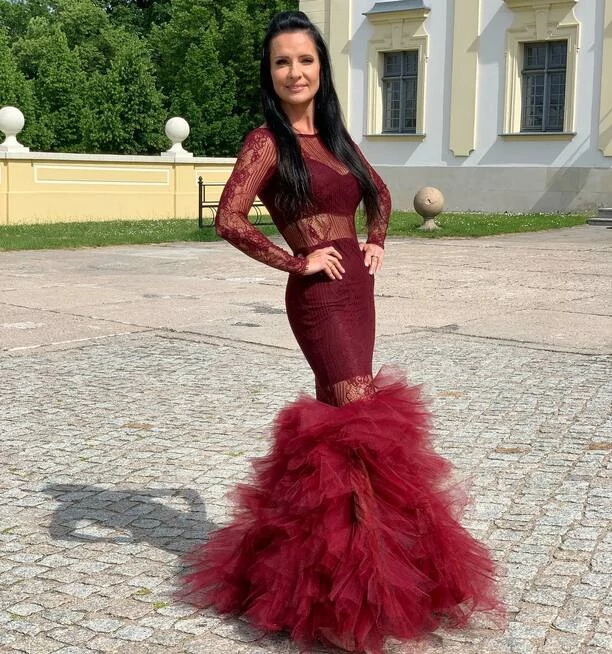 Znana wokalistka disco polo w sukience z Second Handu! Wygląda jak Królowa Balu?! 