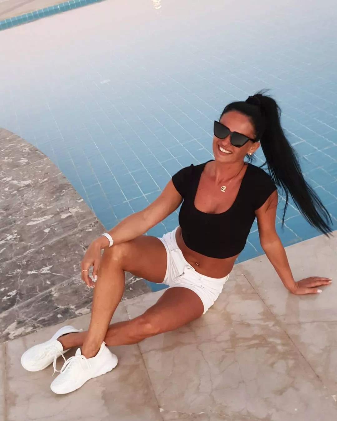 Uśmiech na twarzy gwiazdy disco polo podczas wakacji