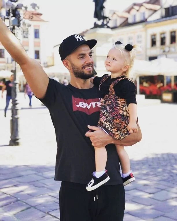 Popularny artysta disco polo został ojcem! Pokazał zdjęcie swojego maleństwa i żony! 