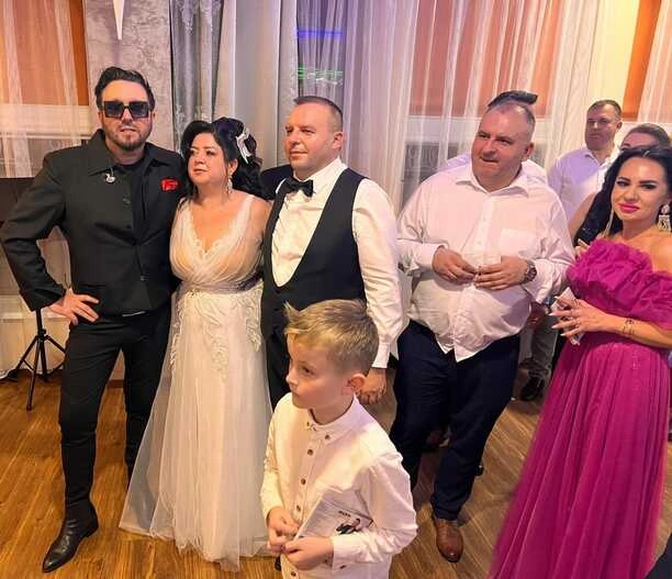 Czy Andre to najlepszy wybór na wesele? Zobacz, jak gwiazda disco polo rozkręciła imprezę i zachwyciła gości Moniki i Łukasza