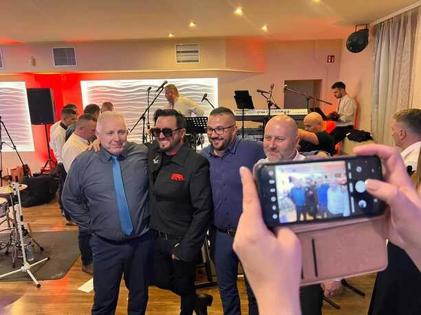 Czy Andre to najlepszy wybór na wesele? Zobacz, jak gwiazda disco polo rozkręciła imprezę i zachwyciła gości Moniki i Łukasza