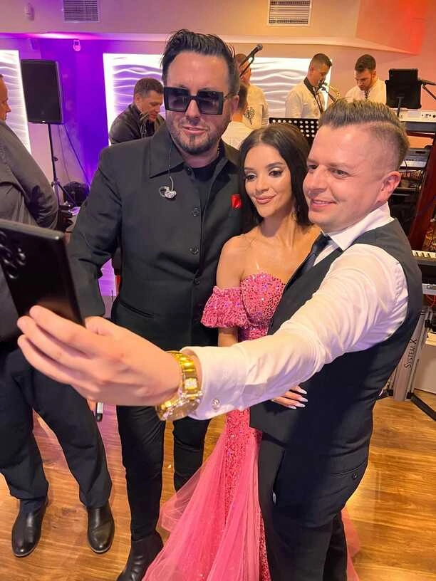 Czy Andre to najlepszy wybór na wesele? Zobacz, jak gwiazda disco polo rozkręciła imprezę i zachwyciła gości Moniki i Łukasza