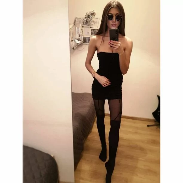 Prześliczna gwiazdeczka disco polo odsłoniła swoje cudowne i ponętne nogi! Artystka wygląda obłędnie! 