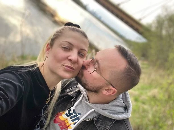 Magdalena Narożna w objęciach ukochanego! Liderka zespołu Piękni i Młodzi rozkwita!