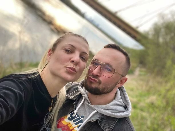 Magdalena Narożna w objęciach ukochanego! Liderka zespołu Piękni i Młodzi rozkwita!